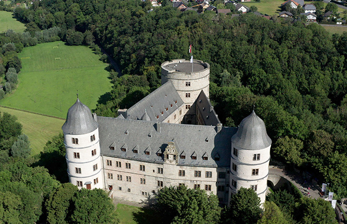 Wer_wir_sind-Element_von_hier_Bueren_Wewelsburg_Luftbild__Kreismuseum_Wewelsburg_Foto_Luca_Backhaus_Luftbild_2020